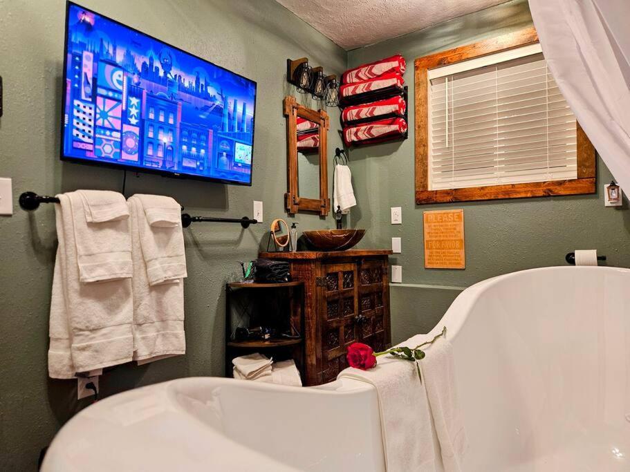 Private Cabin- Breakfast - Double Tub - 75In Tv - Sup - Washer Dryer - Bbq West Point Экстерьер фото