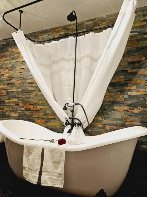 Private Cabin- Breakfast - Double Tub - 75In Tv - Sup - Washer Dryer - Bbq West Point Экстерьер фото